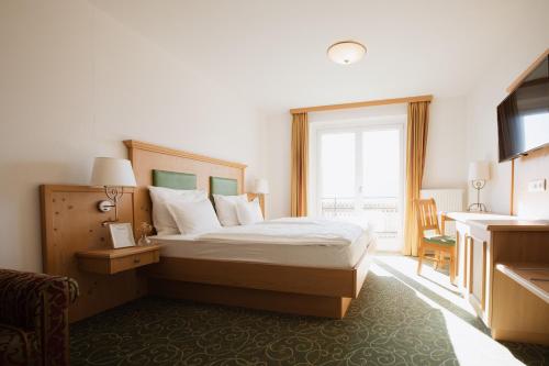 a hotel room with a bed and a window at Garni Kleefeld in Schenna