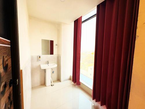 a bathroom with a sink and a window at Hotel Ranjana Palace in Pūrnia