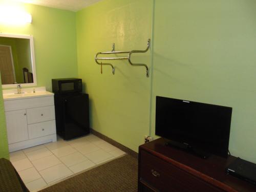 Televisyen dan/atau pusat hiburan di Westbrook Motel