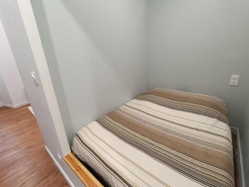a bed in a corner of a room at Charmant studio cosy - Hyper centre in Saint-Gaudens