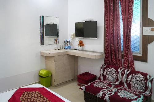 a room with a chair and a sink and a mirror at Hotel satkar in Parāsia