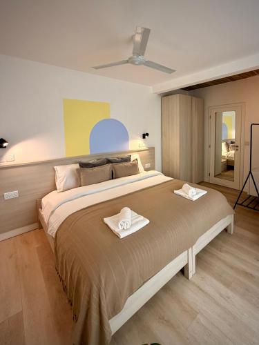 เตียงในห้องที่ Apartment 81