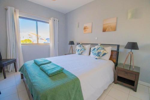 99B Hibiscus - Spacious 2-Bedroom Apartment with Pool Views