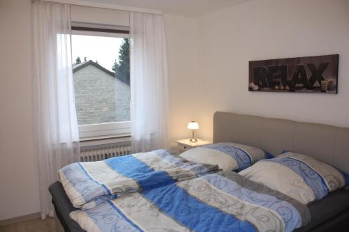 ザンクト・アンドレーアスベルクにあるModerne Ferienwohnung Anna 6aのベッドルーム1室(窓の前にベッド1台付)