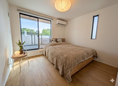 6 minutes by tram to Tenjin Stylish house for rent for up to 8 people Comfortable with 3 independent bedrooms & 2 toilets Parking lot for 2 cars