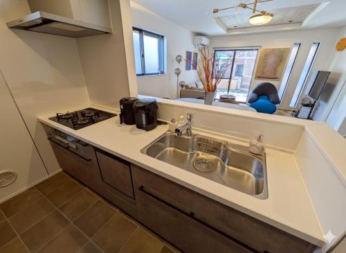 6 minutes by tram to Tenjin Stylish house for rent for up to 8 people Comfortable with 3 independent bedrooms & 2 toilets Parking lot for 2 cars