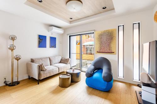 6 minutes by tram to Tenjin Stylish house for rent for up to 8 people Comfortable with 3 independent bedrooms & 2 toilets Parking lot for 2 cars