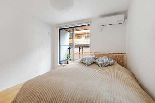 6 minutes by tram to Tenjin Stylish house for rent for up to 8 people Comfortable with 3 independent bedrooms & 2 toilets Parking lot for 2 cars