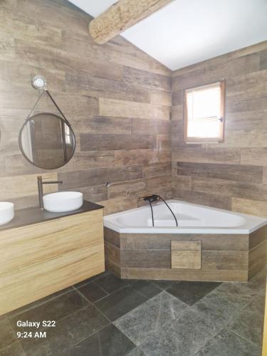 une grande salle de bains avec baignoire et lavabo dans l'établissement Maison individuelle, à Bendéjun
