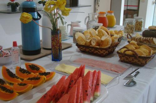Pousada Santa Helena في إيريري: طاولة مزودة بسلال من الخبز والفواكه