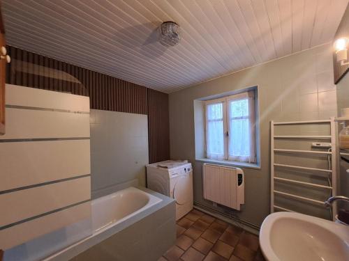 a bathroom with a tub and a sink at Nouveau - Maison Nierveze proche Lioran in Thiézac