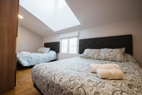 a bedroom with a large bed and a window at Villa Oropéndola para familias, a pocos minutos de Granada, Piscina agua salada, Parking privado, Barbacoa, Chimenea, 14 pax in Belicena
