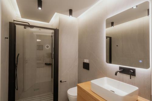 Modern 1BR Designer Suite by the Metro