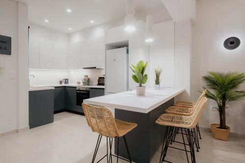 Modern 1BR Designer Suite by the Metro