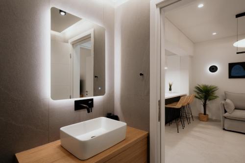 Modern 1BR Designer Suite by the Metro