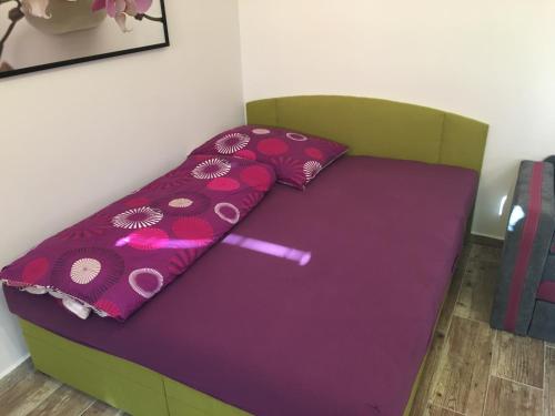 a bed in a room with a purple mattress at Apartment Šárka in Strupčice