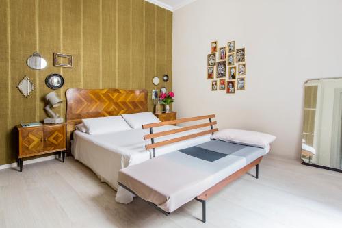ローマにあるDandy Suiteのベッドルーム1室(ベッド2台、テーブル、鏡付)