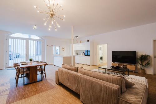 a living room with a couch and a table at Boho Loft Apartment am Ziegeltor in Amberg