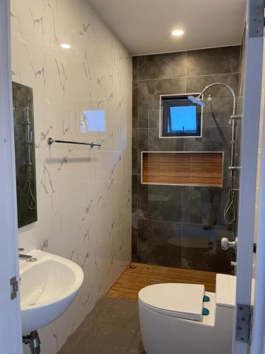 a bathroom with a toilet and a sink at Chill at Hill Pool Villa Sattahip in Ban Tao Than