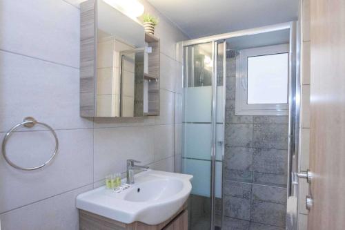 Premium 2 Bd Apt near Historic Kallimarmaro