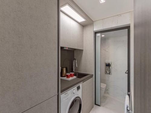 a bathroom with a washer and dryer in a room at 센텀 뉴시즈 호텔 in Millak-tong