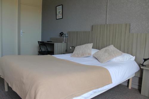 Llit o llits en una habitació de Libre Hôtel