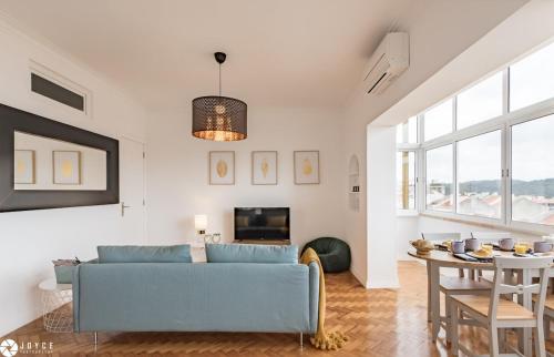 Lisbon Sunny Apartment by Local