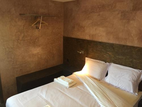 Un dormitorio con una cama con un libro. en Estabulo de Valinhas en Vitorino dos Piães