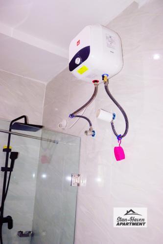 eine Überwachungskamera an der Wand eines Badezimmers in der Unterkunft Stan - Haven Apartments ASOKORO in Asokoro