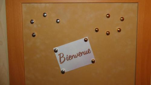 a sign on a door with the word berklee at Studio chez Nathalie & Eric in Mérignac