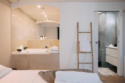 Bulle d'Amour - Jacuzzi, 10mn Palais&Plage, Centre