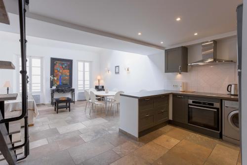 Maison Julia- Triplex avec rooftop terrasse vue sur mer et cathédrale, 10 mins à pieds du palais et plages