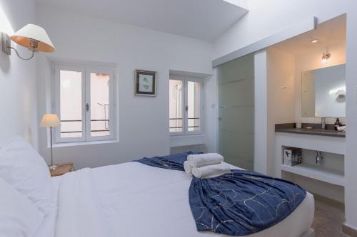 Maison Julia- Triplex avec rooftop terrasse vue sur mer et cathédrale, 10 mins à pieds du palais et plages