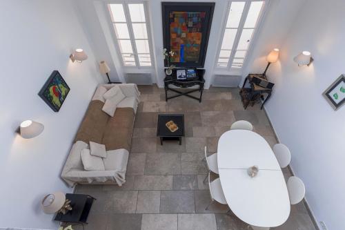 Maison Julia- Triplex avec rooftop terrasse vue sur mer et cathédrale, 10 mins à pieds du palais et plages