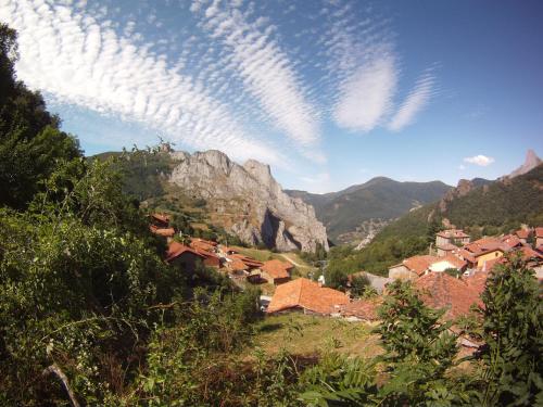 a view of a village in a mountain valley at Viviendas Rurales El Cantón in Cucayo