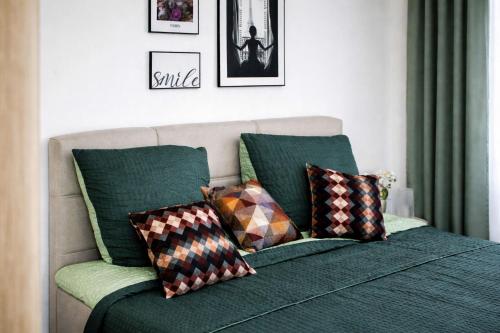 a green couch with pillows on it in a living room at kleine Fine in Lübeck