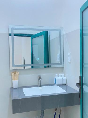 a bathroom with a sink and a mirror at LANBA Homestay in Phan Rang–Tháp Chàm