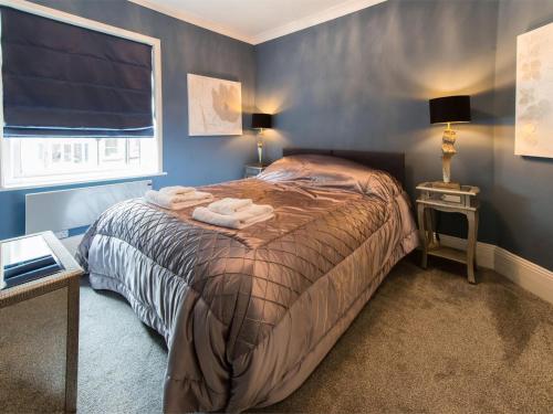 a bedroom with a bed with towels on it at 1 Bed in Harrogate oc-hh080 in Harrogate