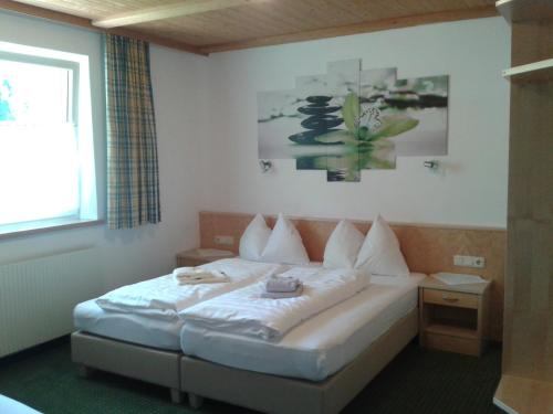 a bedroom with a bed in a room at Apartment Valtiner in Sankt Anton am Arlberg