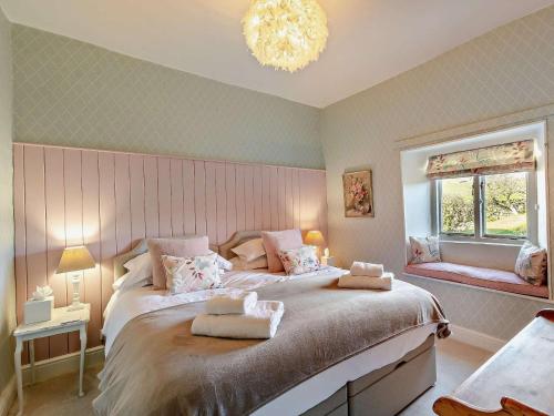 a bedroom with a large bed with two towels on it at 3 Bed in Leyburn oc-g0185 in Carlton