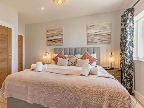 a bedroom with a large bed with two lamps at 4 Bed in Appledore oc-92041 in Appledore