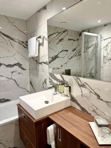 a bathroom with a white sink and a tub at Hotel Royal in Vienna