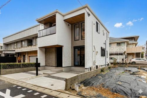 6 minutes by tram to Tenjin Stylish house for rent for up to 8 people Comfortable with 3 independent bedrooms & 2 toilets Parking lot for 2 cars