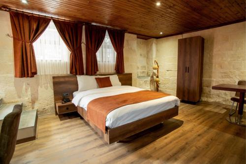 a bedroom with a large bed in a room at Nisyan Konağı 1921 in Şahinbey