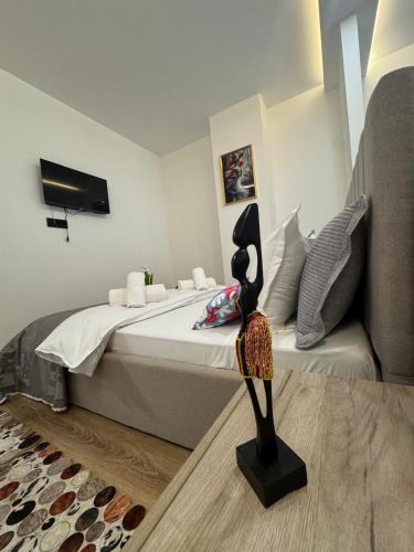 a bedroom with a bed with a lamp and a couch at Ianmamaia in Mamaia