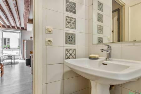 Faubourg Du Temple 2 - CI - Pleasant, light-filled Parisian studio - 2p