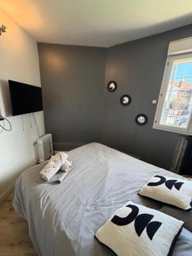 En eller flere senge i et værelse på Henrigolant, studio cosy