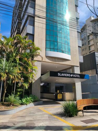 a building with a sign for a hotel at Slaviero Hotel Porto Alegre Moinhos in Porto Alegre
