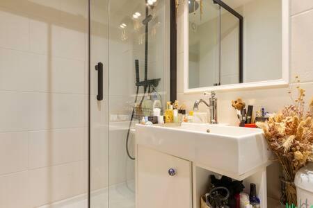 Rochechouart 7 - LB - Elegance and comfort in 9e Apt for 3 people