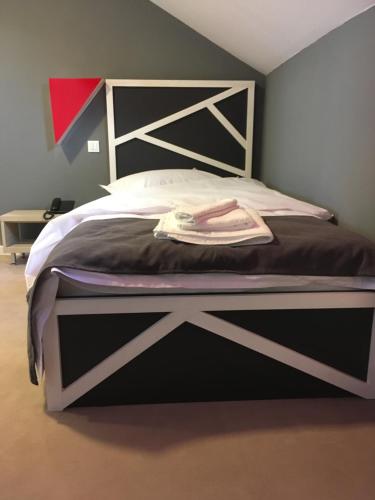 Una cama o camas en una habitación de Net Hotel Pitesti